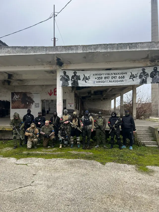 Отбор играчи с реплики пред терена