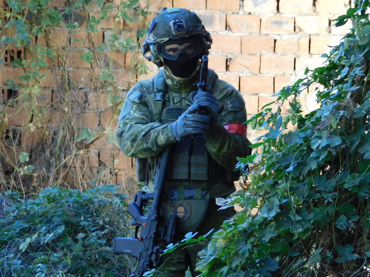 Оператор, скрит зад бръшлян
