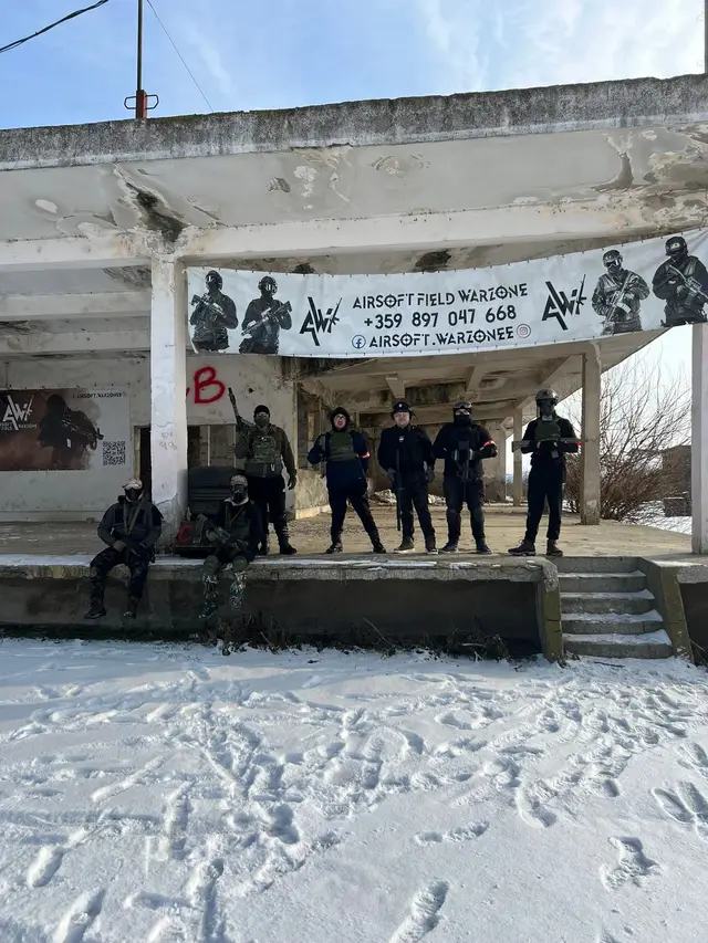 Играчи в екипировка на заснежения терен